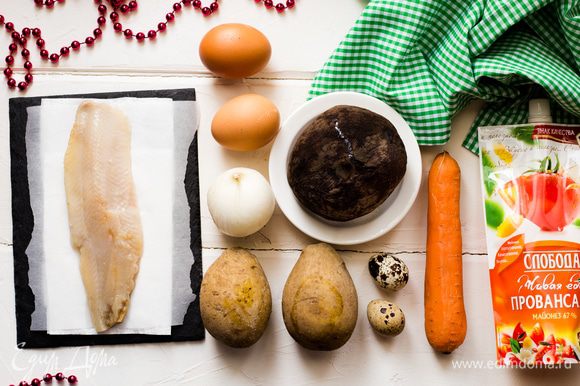 Подготовьте овощи: картофель, морковь, свеклу отварите в мундире по отдельности, охладите. Яйца отварите вкрутую.