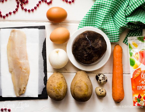 Подготовьте овощи: картофель, морковь, свеклу отварите в мундире по отдельности, охладите. Яйца отварите вкрутую.