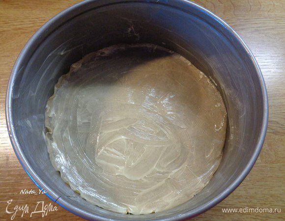 Форму застелим пекарской бумагой и смажем сливочным маслом дно и стенки формы.