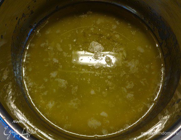 Растопим 50 г сливочного масла.