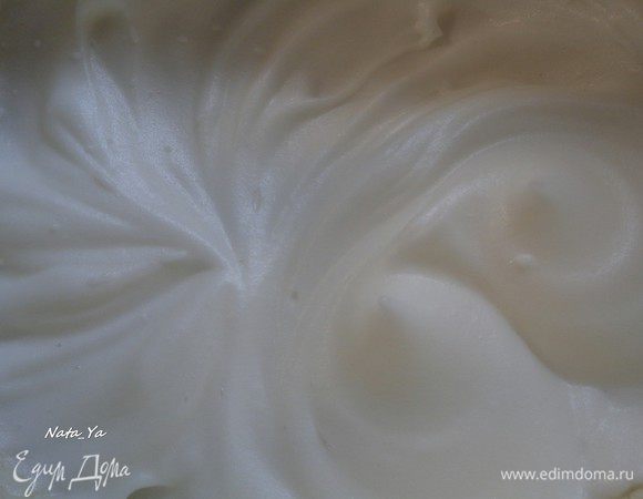 Белок одного яйца взобьем со щепоткой соли до устойчивых пиков.
