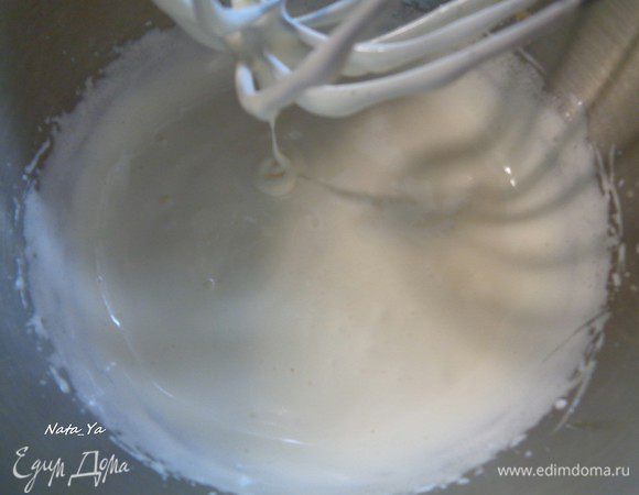 2 яйца и оставшийся желтой взобьем с сахаром до бела.