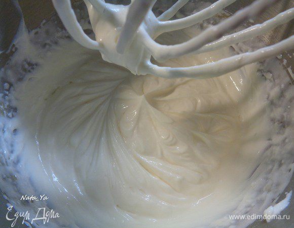 Осторожно вмешаем маскарпоне, творог,  25 г сливочного масла и крахмал.