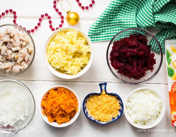 Все овощи и яйца очистите и натрите отдельно на мелкой терке (тогда селедка под шубой получится очень нежная и сочная). Если свекла очень сочная, отожмите немного сок. Лук очень мелко нарежьте, и ошпарьте кипятком, сразу откиньте на дуршлаг, чтобы стекла лишняя вода. Удалите у филе все косточки, а мелкие выньте пинцетом. Затем филе нарежьте на небольшие кусочки.