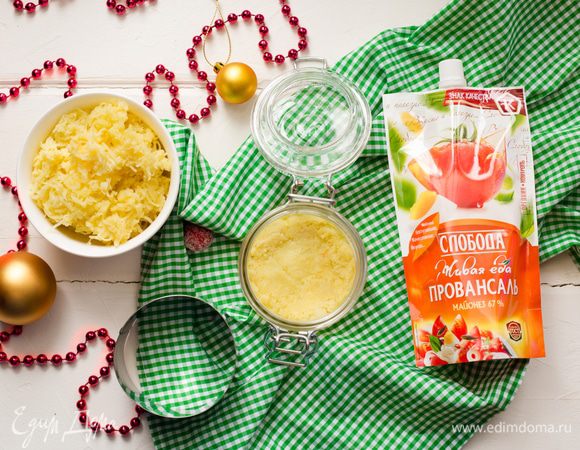 Соберем салат. В герметичные стеклянные баночки (у меня по 250 г, можно заменить на форму диаметром 8 см) уложите слоями. Первый слой картошки.