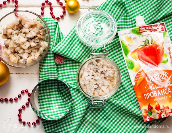 Далее слой селедки. Затем слой лука и тонкий слой майонеза.
