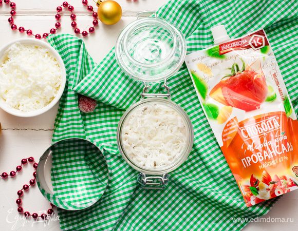 Далее слой яичного белка и затем тонкий слой майонеза.