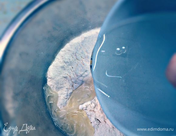 Мне нравится делать тесто следующим образом, так оно становится максимально пышным и эластичным: в 150 граммов муки наливаем воду с маслом, вымешиваем ложкой (будет жидким), после чего высыпаем оставшуюся муку (120 граммов).  