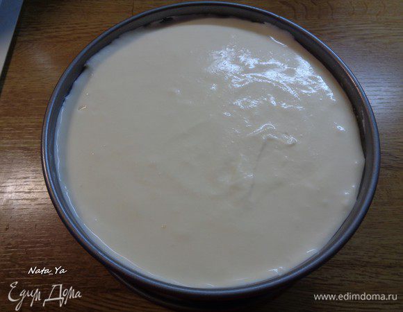 Выложим крем поверх основы. Разровняем.