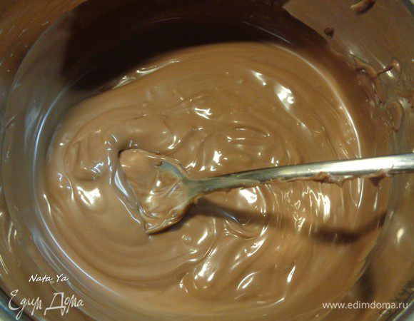 Подогреем в сотейнике 50 г нутеллы. 