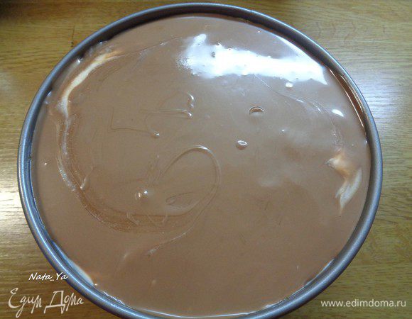 И распределим ее по поверхности сырной массы. 