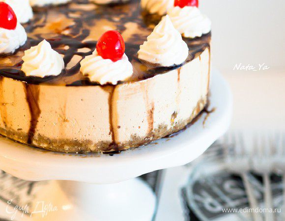 Я спешила, и соус не успел остыть полностью. Зато благодаря этому вышли красивые разводы на поверхности.

Украсить по желанию.