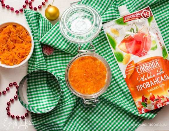 Затем слой моркови и тонкий слой майонеза.