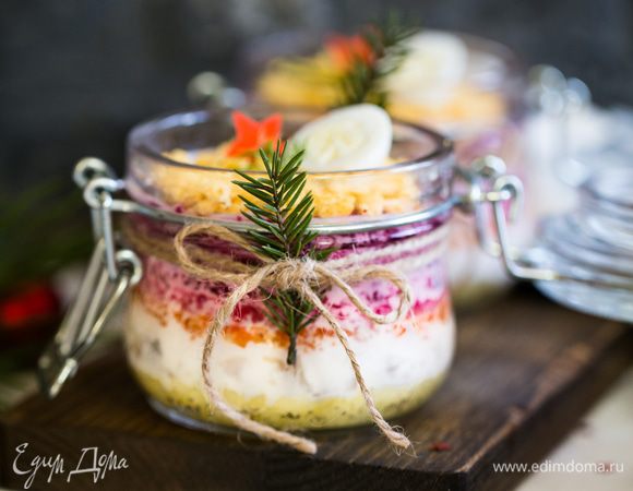 Перед подачей смажьте майонезом, добавьте яичный желток. Украсьте каждую порцию половинкой яйца и укропом.