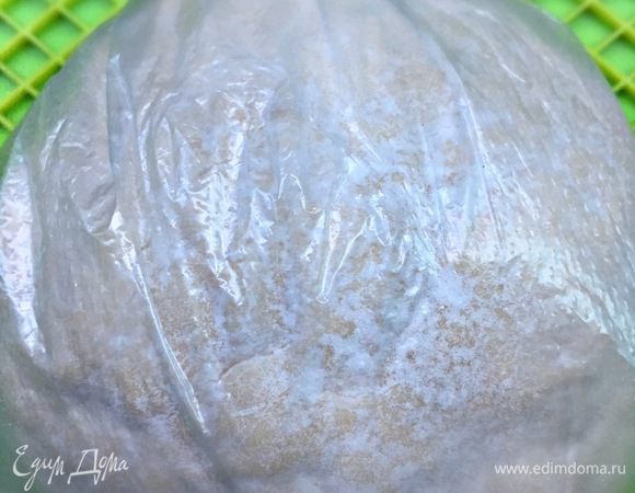 Убираем тесто в пакет на 5 — 10 минут.