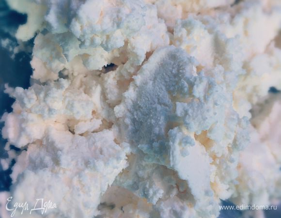 В это время делаем начинку. Брынзу разминаем руками или трем на терке, или используем блендер (кому как нравится), я разминала руками. 