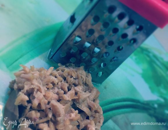 Нарезаем базилик и натираем на терке оливки.