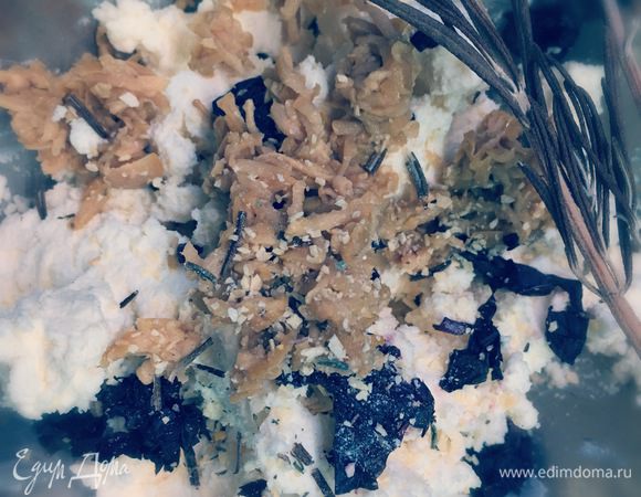 Добавляем травки. Не солим, ибо брынза соленая. Кстати, кому не хочется много соли, меняем брынзу на рикотту. 