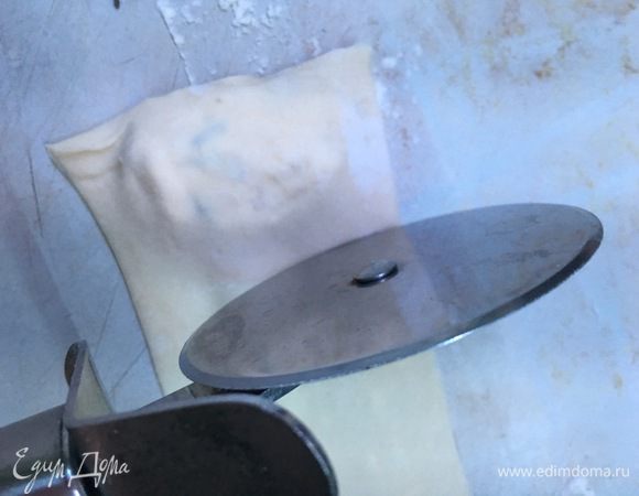 Есть множество способов лепки равиоли. Идеальный — специальные приборы. Я же закрываю начинку тестом сбоку. Хотя лучше всего раскатать пласт, выложить начинку на, одинаковой удаленности друг от друга, начинку и закрыть сверху еще одним пластом теста и вырезать.