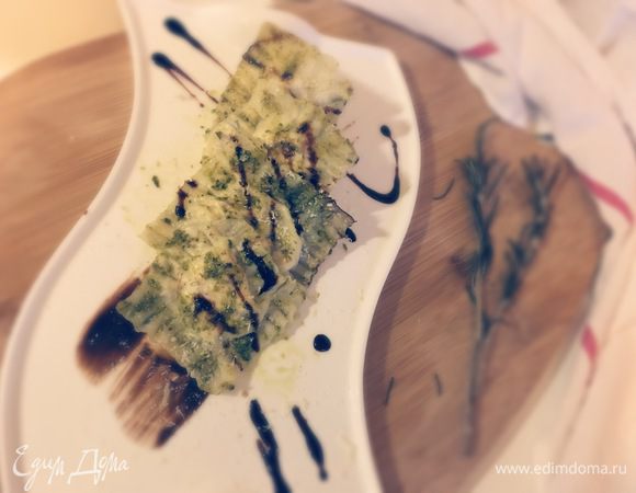 Готовые равиоли «выловить» шумовкой (или как у меня подручными средствами). Сбрызнуть оливковым маслом и посыпать пармезаном. Кисточкой или иным способом покрыть «пельмени» песто и полить бальзамиком.
Приятного аппетита!