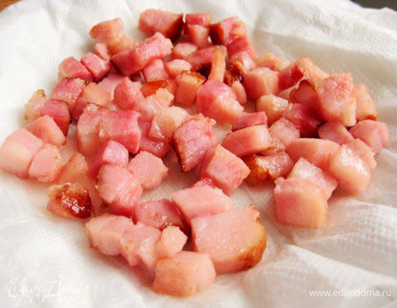 Нарезать грудинку кубиками, обжарить на растительном масле, выложить на бумажную салфетку, чтобы избавиться от лишнего жира.