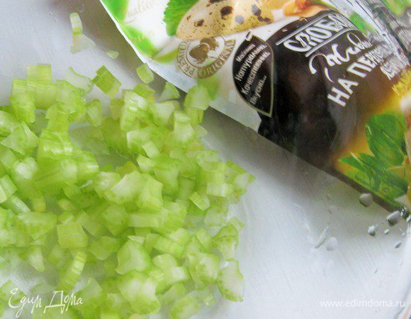 Мелко нарезать стебли сельдерея.