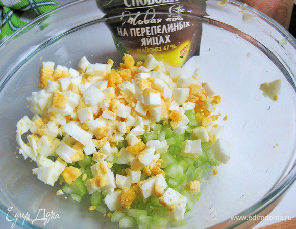 Яйца отварить, очистить, нарезать кубиками, добавить к сельдерею.