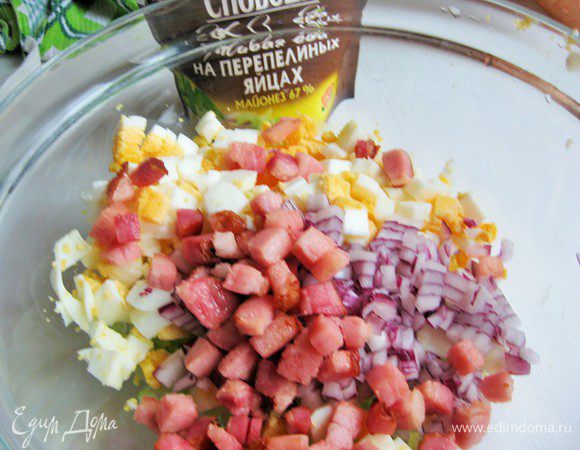 Добавить грудинку и мелко нарезанный красный лук. Посолить, заправить майонезом.