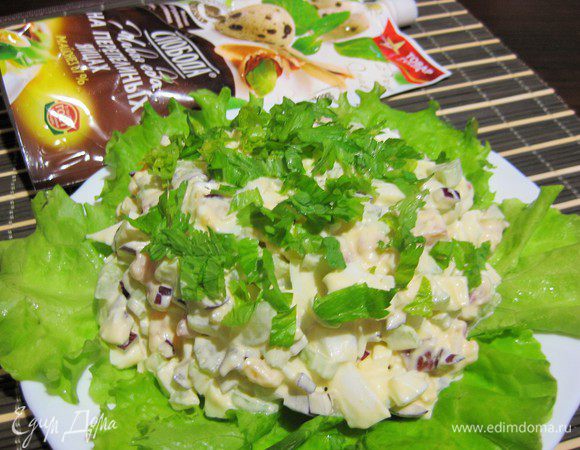 Еще вариант подачи — на листьях салата, сверху посыпаем зеленью сельдерея.