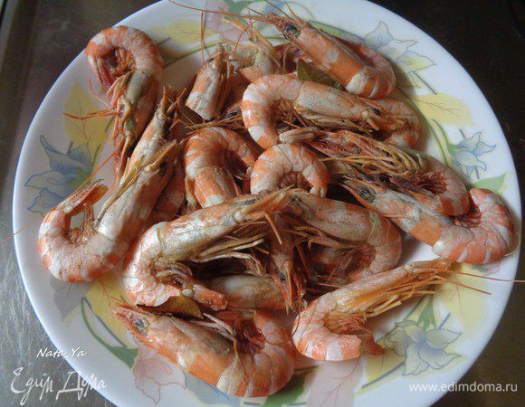 Замороженные креветки отварить в подсоленной воде с добавлением лаврового листа и черного перца горошком в течение 5 минут. Вынуть шумовкой и оставить остужать. Потом очистить.