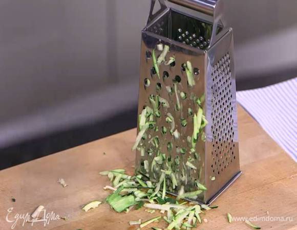 Цукини натереть на крупной терке.
