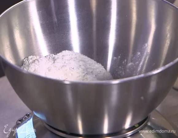 Муку перемешать с разрыхлителем.