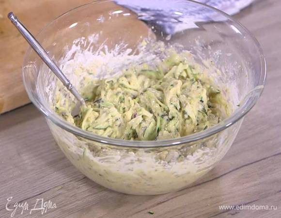 К цукини добавить все фисташки и взбитые с маслом яйца, всыпать муку с разрыхлителем и вымешать тесто.