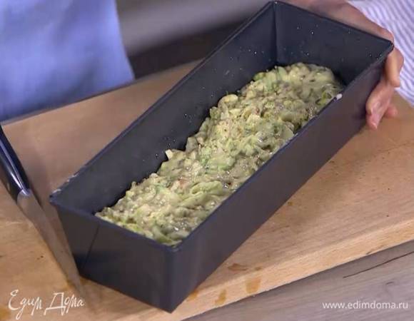 Продолговатую форму для кекса смазать оставшимся оливковым маслом, выложить тесто и разровнять его.