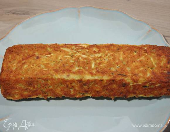 Выпекать кекс в разогретой духовке 45‒50 минут. При подаче украсить оставшимися фисташками.