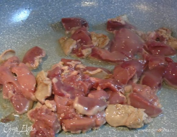 Печень очистите и нарежьте кусочками. На сковороде нагрейте растительное масло и обжарьте печень 2 минуты, все время помешивая, чтоб печень обжарилась со всех сторон.