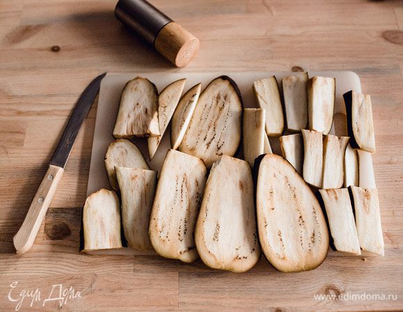 Баклажаны помыть, нарезать слайсами толщиной 5 — 7 мм, посолить и оставить на 10 минут, чтобы вышла горечь и лишняя влага.