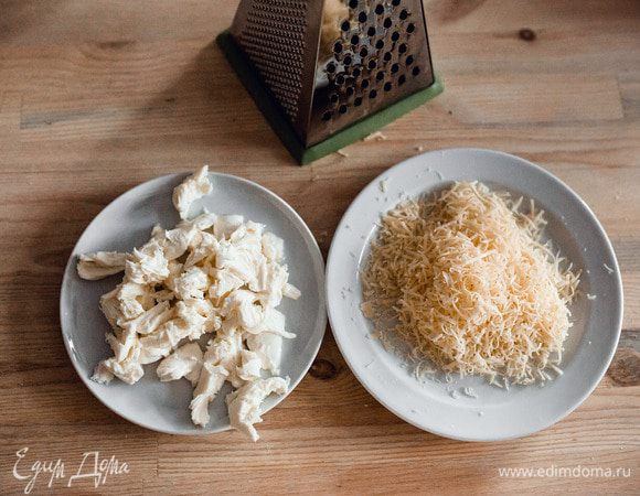 Тем временем натереть пармезан на мелкой терке, а моцареллу порвать руками.