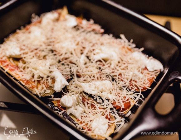 Повторяем слои несколько раз, заканчиваем сырным слоем.