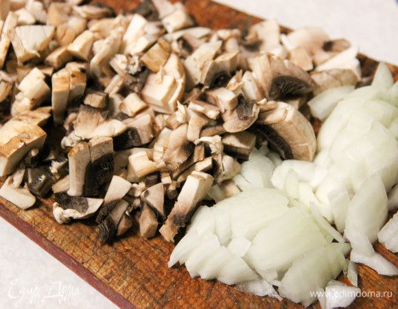 Нарезаем шампиньоны и лук (на каждую порционную формочку у меня получилось по три гриба). Тушим в масле минут 10.