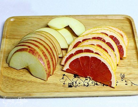 Нарезать грейпфрут и яблоко на дольки.