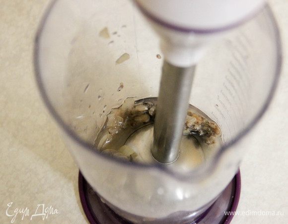 Даем грибам и луку немного остыть, а затем измельчаем в блендере до консистенции пюре. 