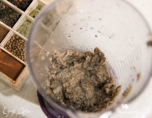 Добавляем теплые сливки, соль и специи (я использовала смесь перцев и мускатный орех). 