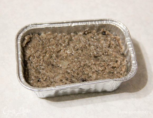 Кокотницы смазываем сливочным маслом. Если их у вас нет, можете использовать формочки для запекания (я покупала одноразовые). Наполняем готовым пюре до краев.