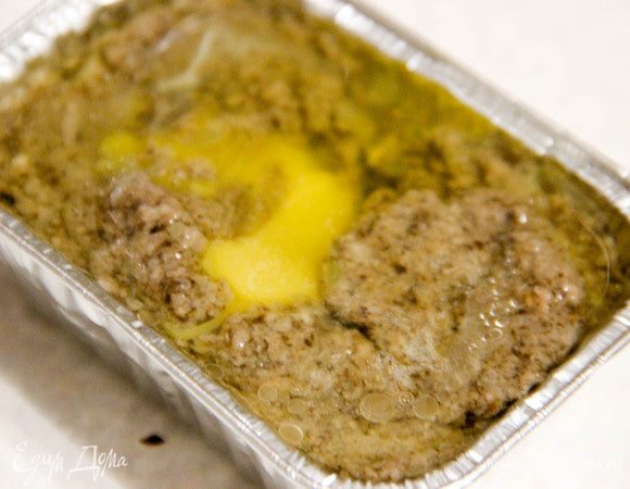 В серединке массы делаем небольшое углубление и выливаем туда сырое яйцо. Будет удобнее сначала разбить яйцо в другую посуду, а затем оттуда выложить его в кокотницы. Но желток обязательно должен оказаться в центре углубления. 