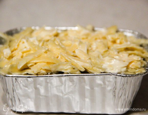 Натираем сыр, смешиваем его с небольшим количеством майонеза. Выкладываем поверх пюре. 
