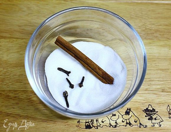 Поместить в кастрюлю сахар, корицу и гвоздику, залить водой и поставить на плиту. Кипятить в течение 5 минут на среднем огне, помешивая, до полного растворения сахара.