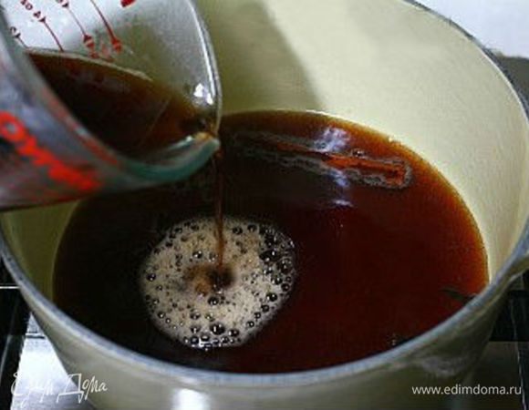 Убавить огонь и добавить вино.