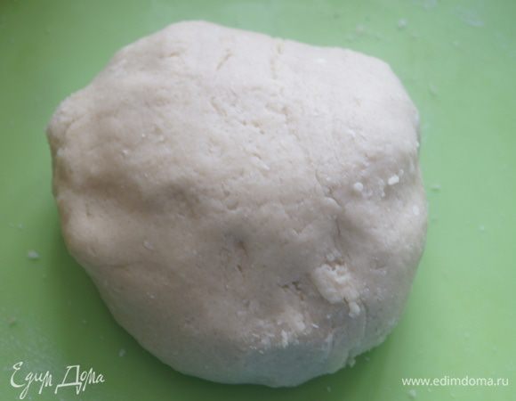 Затем всыпать муку, смешанную с разрыхлителем, и замесить тесто. Сформировать из теста шар, завернуть в пищевую пленку и убрать на 1 час в холодильник.
