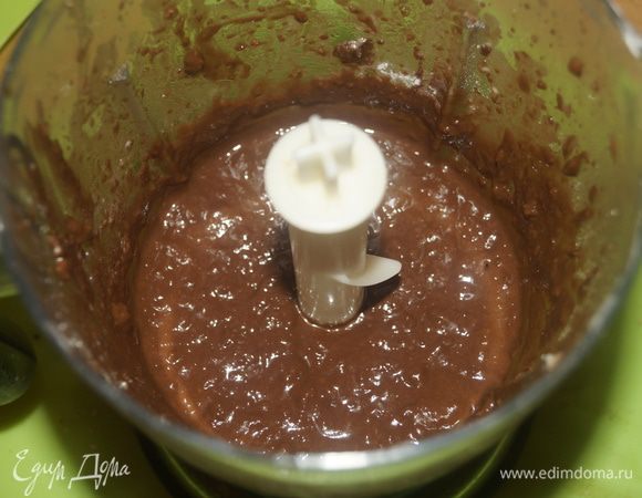 Затем добавить сахар и влить молоко. Снова пробить блендером.
